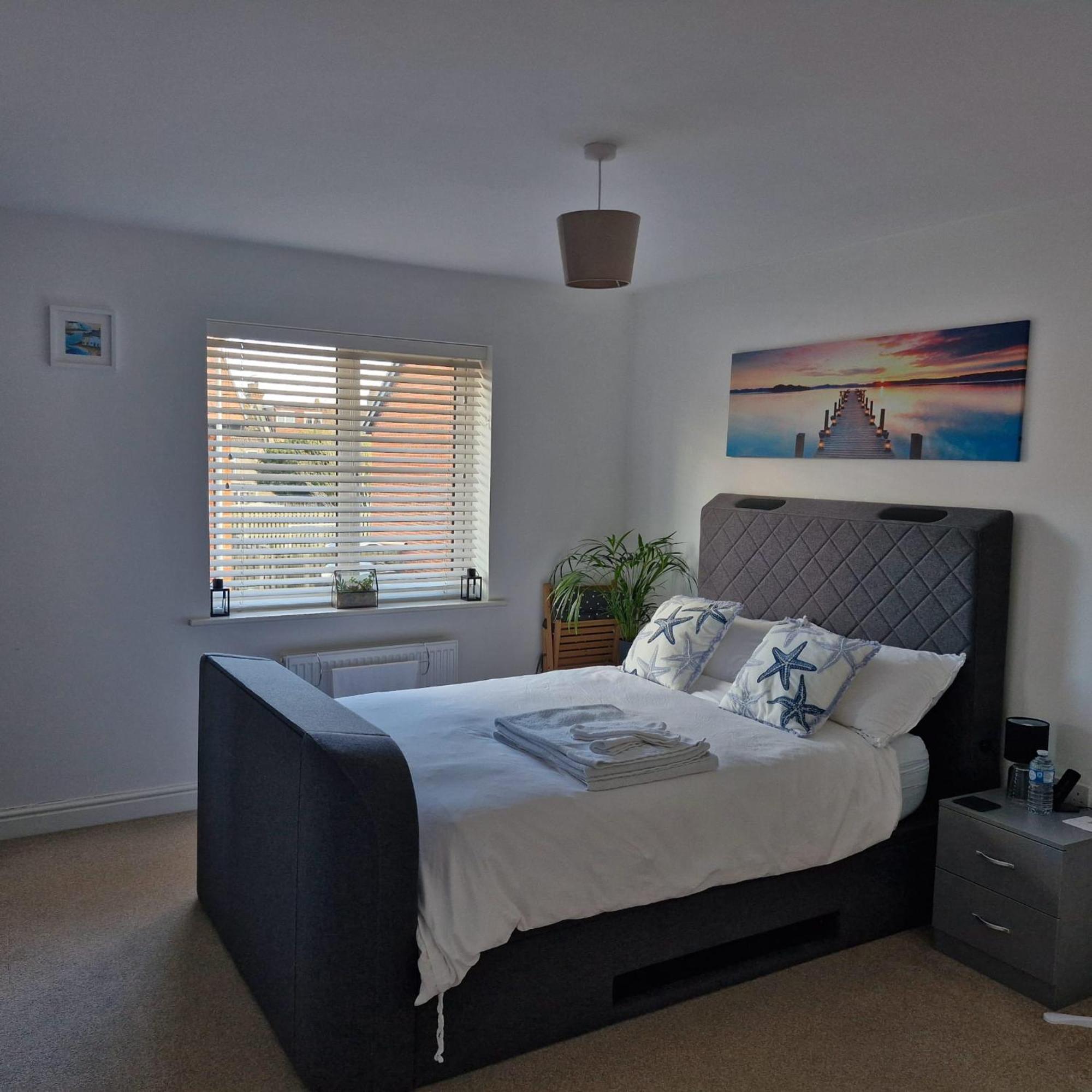 The Lancers - Modern Double With En-suite, Parking & Fast Wifi - Close To Accommodatie bij particulieren *